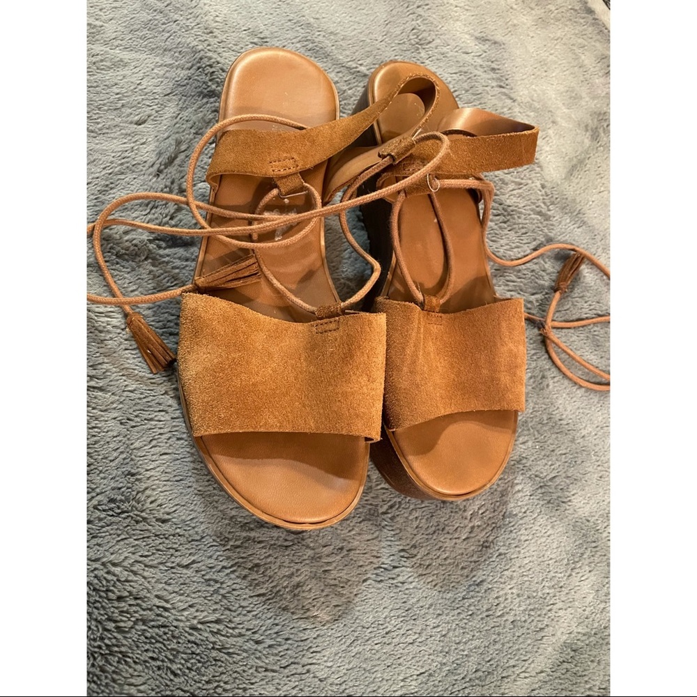 Tie sandals